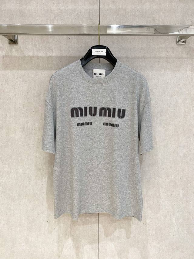 Miu Miu-新订单系列！2025Ss春夏新品 重磅级尤物单品，官网在售系列。印花短袖T恤，定织微融感高支纯棉面料，手感非常好，前幅浮雕标识印花图案装饰，增加