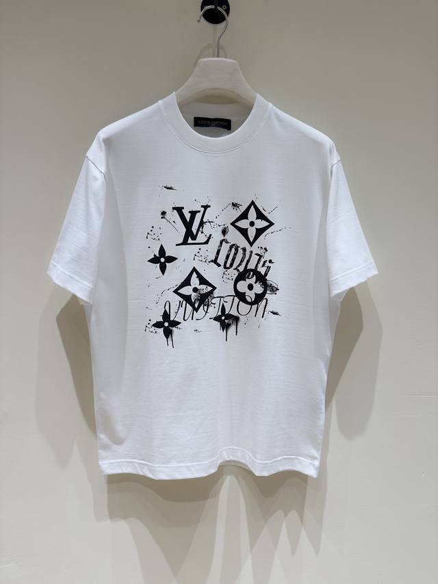 新品 V登家族男士水钻饰圆领短袖T恤，香港洋行渠道货，重磅高端臻品，高奢品鉴白金级单品，25年官柜新品，经典人气单品！！ 客供埃及进口顶级面料，甄选尼罗河区域光