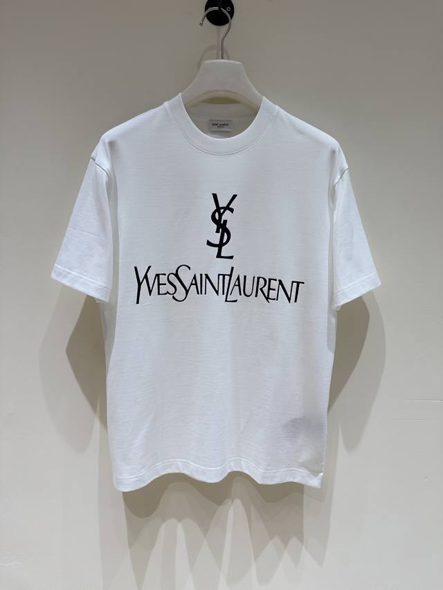 新品 Ysl家族男士时装款纯棉圆领短袖T恤，贸易公司洋行货，25年春夏新品，属于明星级Top人气的一款单品！ 该款单品整体的设计风格延续了Ysl家族一贯的基调，