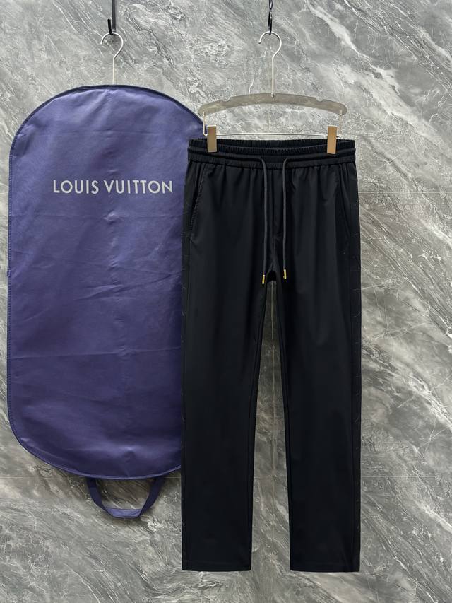 驴 经典老花拼接休闲裤、代工厂P出品。 早春新品。 定制面料 悬垂感好、有弹性透气性好。 经典老花提花拼接松紧腰与裤口、中直筒、设置抽绳、两侧斜插、背面饰有单口