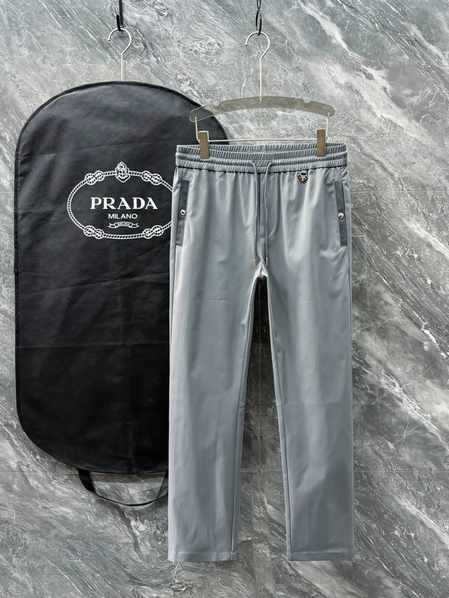 Pra2025春夏最新品，专柜同步有售，时尚休闲裤，进口原版面料，做工极为复杂，唯一可以做代购级别的渠道狠货，顶级印花工艺字母图案Logo，原版五金辅料装饰，档