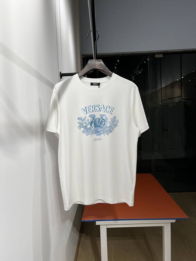 2025春夏新款，经典不变....Ver**范*哲短袖 还是最最简单啊设计， 最耐穿的款式，只是在印刷配色上进行更新和改进，字母印花的立体感更强 颜色更完美。出