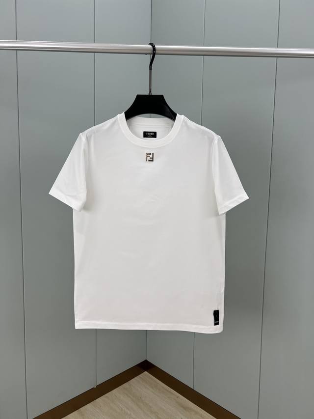 Fendi.芬迪 春夏新品正面领口饰有金属Ff徽标圆领短袖T恤，正面颈下饰有金属Ff图标，彰显品牌的独有设计，衣身两侧有开叉设计，打破经典T恤衫的一贯设计！下脚
