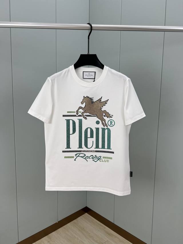 Philipp Plein 25春夏新品男士Racing Club水晶标识短袖圆领T恤，背面饰有经典Pp五金皮牌标志，甄选80支双股丝光棉面料；黑色 白色 S～