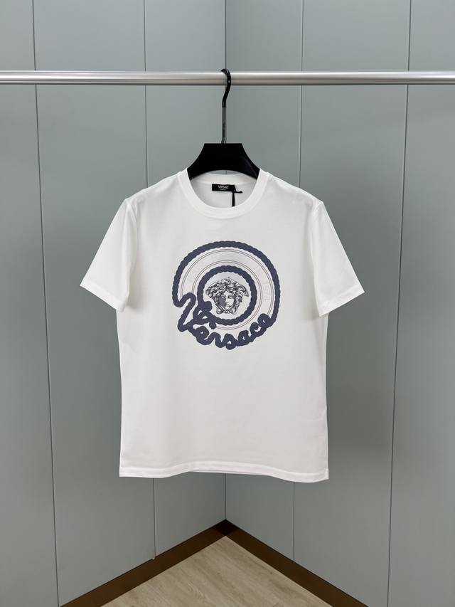 Versace 春夏新品男士Nautical Medusa印花标识短袖T恤，正面饰有Versace Nautical航海徽标品牌创立年份1978印花图案设计，定