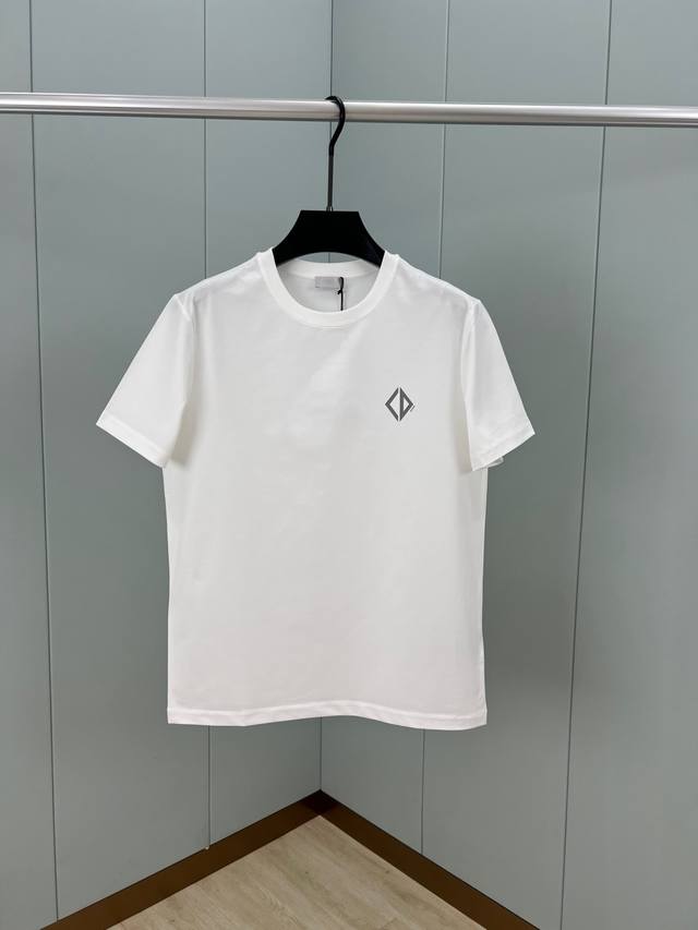 Dior.迪奥 25春夏新品胸前饰以Cd Diamond 印花标识短袖T恤，采用定制80支双股丝光棉面料；黑色 白色 S～Xxxl 可定制4Xl、5Xl