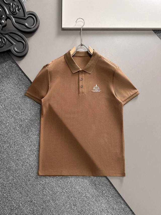 Prada 商务休闲通勤款,渠道精品唯美主义的英式裁剪艺术尽显男士魅力风采. 25春夏 专属标识Polo衫短袖T恤 经典的翻领裁剪工艺从未停止.既不单调也不复杂
