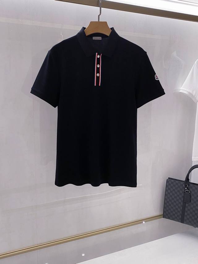 新品 M家族高端男士翻领Polo衫，两色选择，香港贸易公司渠道货，白金级品相，25年春夏新品，欧洲区域限定系列！独家爆款售卖！！ 极符合M家美学基调的一款Pol