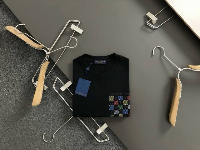 L牌*合身版型Xs-L 最新最顶级棋盘格老花原单短袖，最顶级的品质专柜原单，顶级制作工艺进口面料，专柜款独特设计，采用进口高端订制进口丝线手感一流！官网在售 1