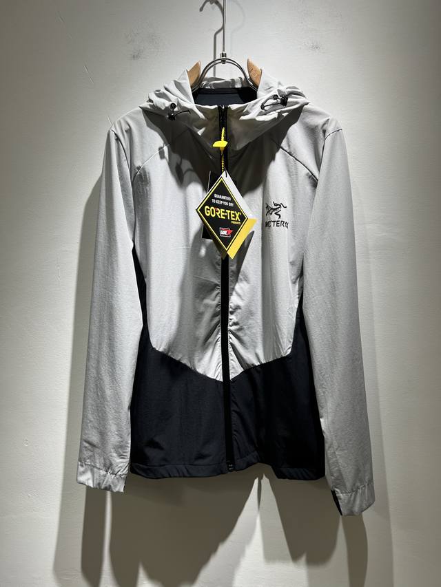 Arcter*X始*祖鸟 2025春夏新款男女同款防晒衣夹克外套，户外品牌可能大家第一想到的就是加拿大鹅、始祖鸟。给人一种标签试的感觉！除了在款式设计上颇有造诣
