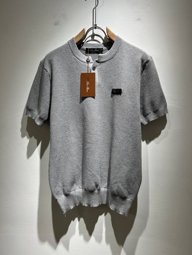Loro Piana诺悠翩雅 2025早春男士最新的贸易订单翻领针织短袖T恤，全品相！！上身舒适透气，不僵硬，整体有着丰富的立体感，品质出口订单，胸前皮革Log