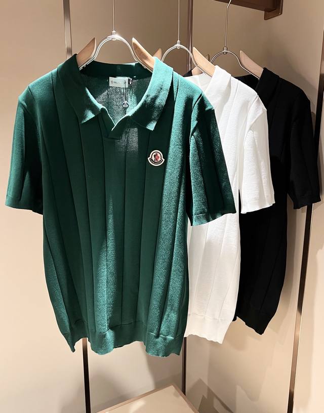 Moncler蒙家 2025春夏最新的贸易订单针织短袖T恤，全品相！！网红款！工艺采用胸前徽章设计！上身舒适透气，不僵硬，整体有着丰富的立体感，品质出口订单，胸
