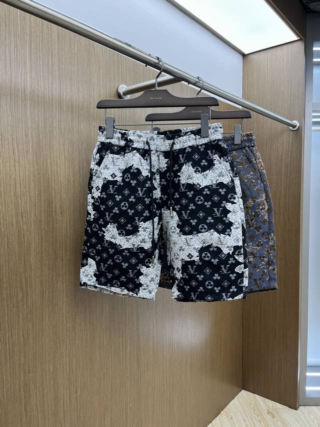 Lv 独家首发 2025夏季新款男士休闲短裤，高级定制面料透气面料 透气弹力舒适度极高，细节无可挑剔，顶级辅料配备，原版Logo设计理念，手感细腻柔软！Wt上身