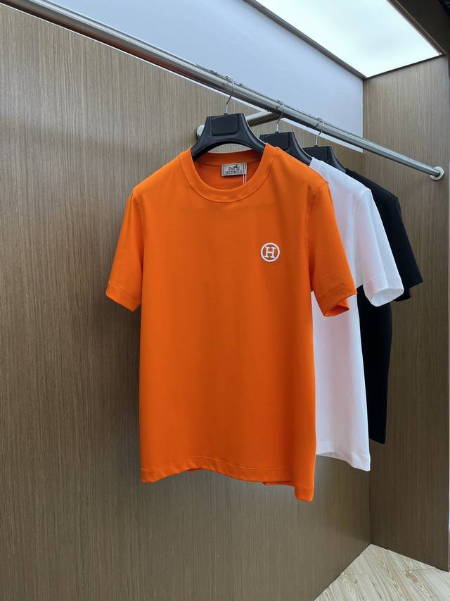 新款 Her 高端定制 2025春夏新款首发专柜最新款短袖圆领T恤 高端订制 设计前卫时尚！品牌Logo重工艺设计 高端定制丝光云朵棉面料.手感柔软.穿着舒适.