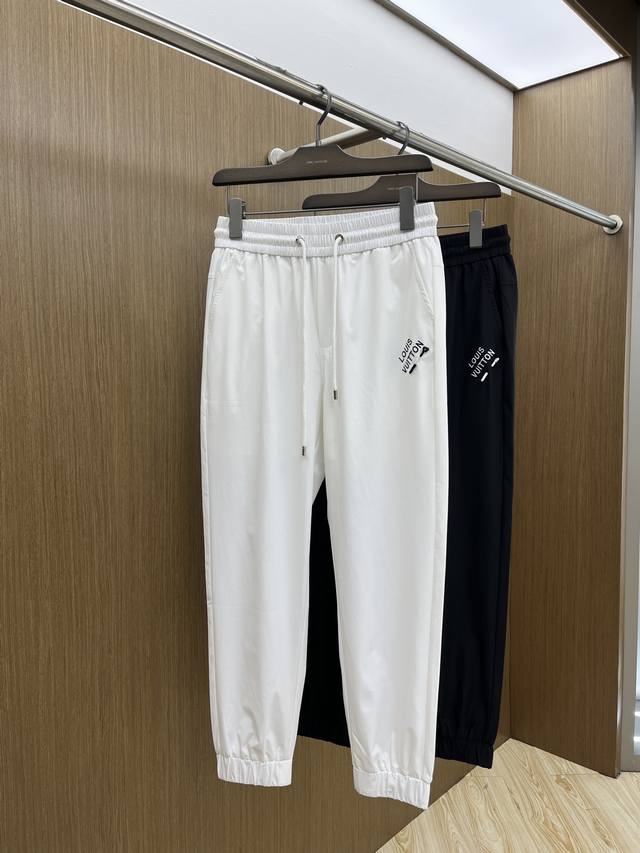 Lv 2540 天丝锦纶四面弹春夏休闲裤子 美学的焕新诠释,演绎浓郁的格调型时尚风范,细节感和设计感强悍.经典品牌标识做为色彩搭配,演绎经典的品牌时尚,为整体造