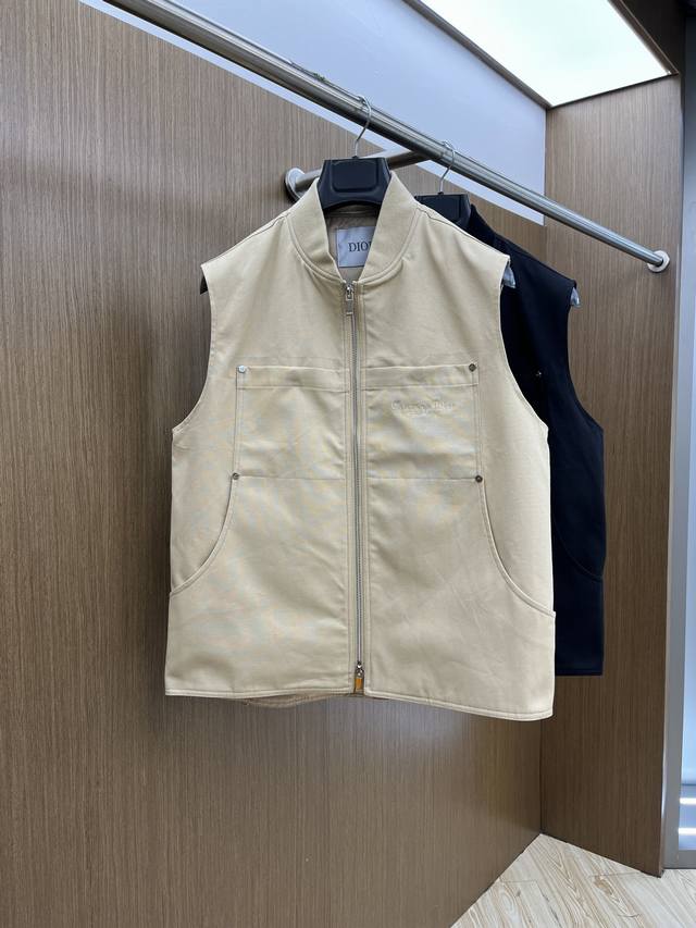 Cd 2540春夏官网新款男士立领马甲外套 高定专柜面料 透气舒适度高，细节无可挑剔，品牌元素设计理念，做工考究工艺复杂，专业代购级体现高品质。Lz手感细腻柔软