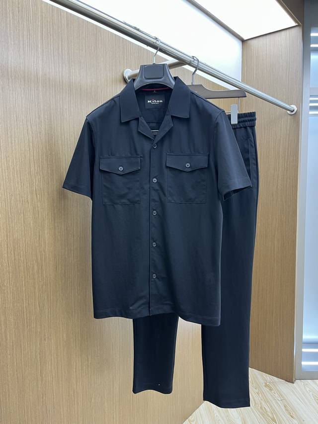 套 Kiton 高端定制 2025春夏新款套装 男士翻领开衫短袖 柜台同步发售 简洁时尚百搭 高端品质 特殊定制定织定染面料 肌理细腻柔软 面料质感与舒适度亲肤