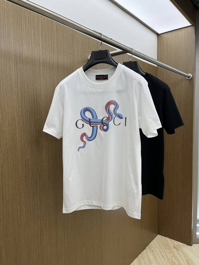 Guc 高端定制 25春夏新品印花圆领打底短袖T恤，正面胸前缀饰品牌字母设计，打造男士基本款单品，为男士衣橱注入新意。采用柔软棉质双面针织长绒棉+莫代尔棉面料制