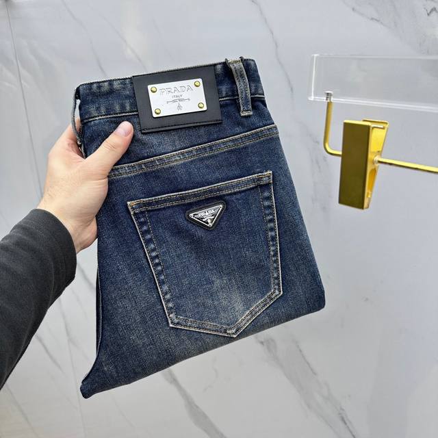 支Prada 普拉达高端定制、2025早春最新款牛仔裤 柜台同步发售 原版定制复刻 客供五金辅料 原单品质 进口牛仔面料重工洗水 精品皮牌 做工走线精细 上身绝