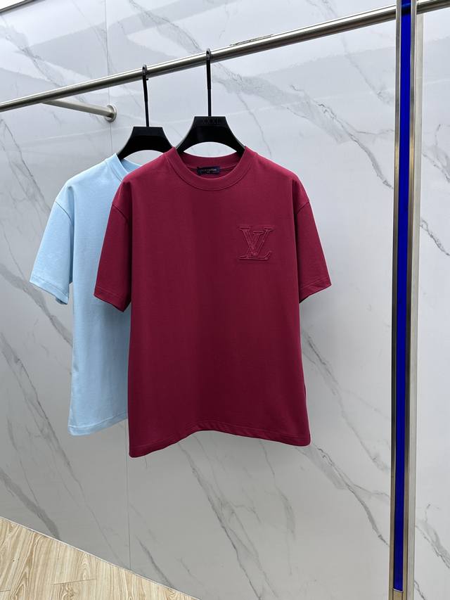 LV*路易威*登 2025Fw春夏新品圆领打底外穿T恤，立体感Logo常规半袖纯棉打底T恤，棉，手感面糯有骨感，柔而有韧性。工艺处理，韧性和抗皱性能得到大幅度提