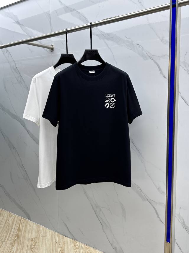 Loewe 罗意威 2025Fw春夏新品圆领打底外穿T恤，立体感Logo纯棉半袖 活性纯棉，手感面糯有骨感，柔而有韧性。工艺处理，韧性和抗皱性能得到大幅度提高。