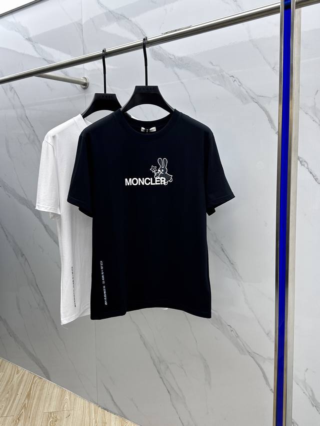 Moncler 蒙口 2025Fw春夏新品圆领打底外穿T恤，立体感Logo微廓形半袖 活性纯棉打底T恤，棉，手感面糯有骨感，柔而有韧性。工艺处理，韧性和抗皱性能
