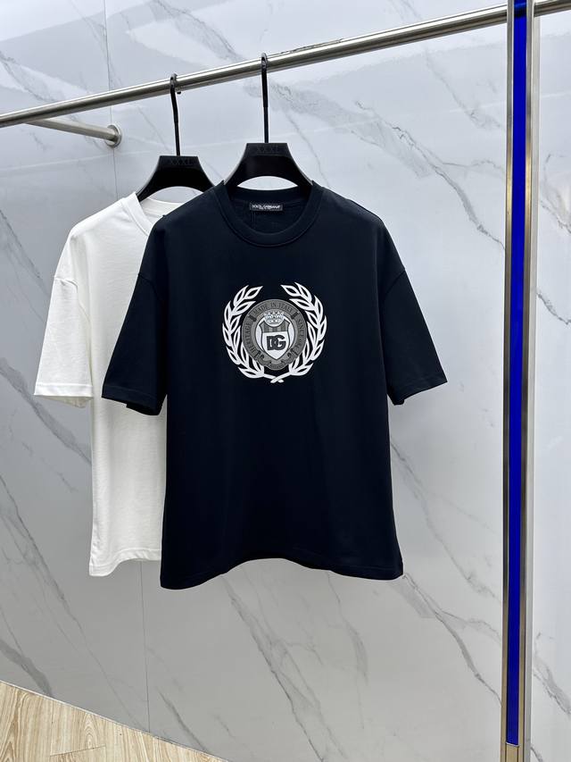 Dg 杜嘉班纳 最新印花半袖T恤 罗纹衣领 100% 棉 精选Zp定织定染高密度纯棉面料，布纹清晰 手感柔软舒适 立体图案Logo印花工艺 进口环保胶浆 Os落