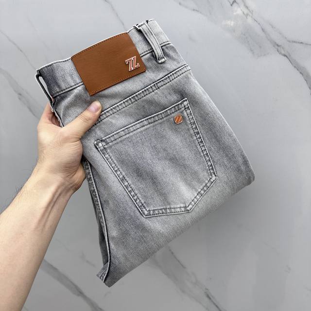 Zegna 杰尼亚 高端定制、2025早春最新款牛仔裤 柜台同步发售 原版定制复刻 客供五金辅料 原单品质 进口牛仔面料高弹力 重工洗水 做工走线精细 上身绝佳
