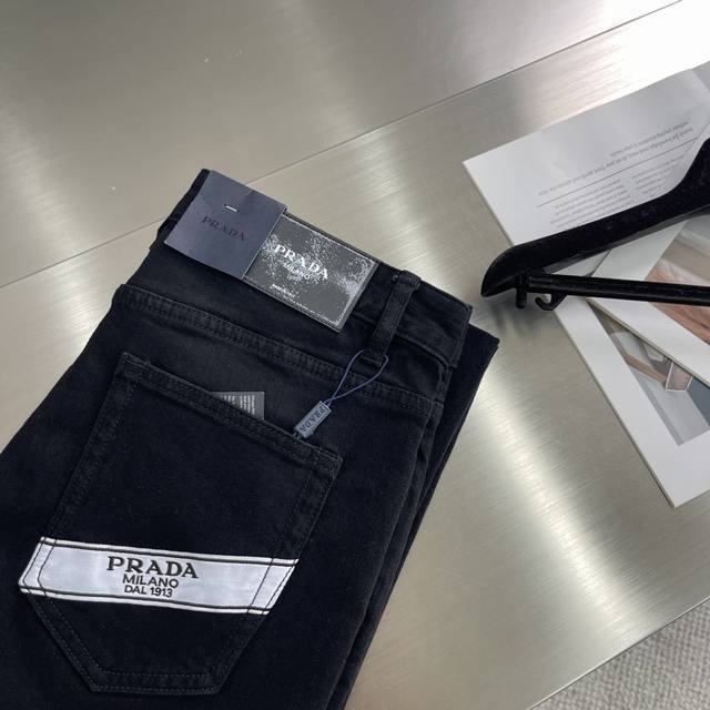 Prad 刺绣系列 春夏最新款小直筒牛仔裤， 采用客供面料舒适透气，后兜精美刺绣 彰显品牌特征，时尚潮流简单易搭配因此已成为最大卖点之一而性价比又极高，没有颜色