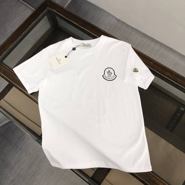A Moncler 蒙口 2025新款男士圆领短袖 情侣T恤 春夏新品 高品质 时尚百搭潮款 定制进口面料 穿着舒适 透气 时尚不失个性 上身休闲随性 帅气有型