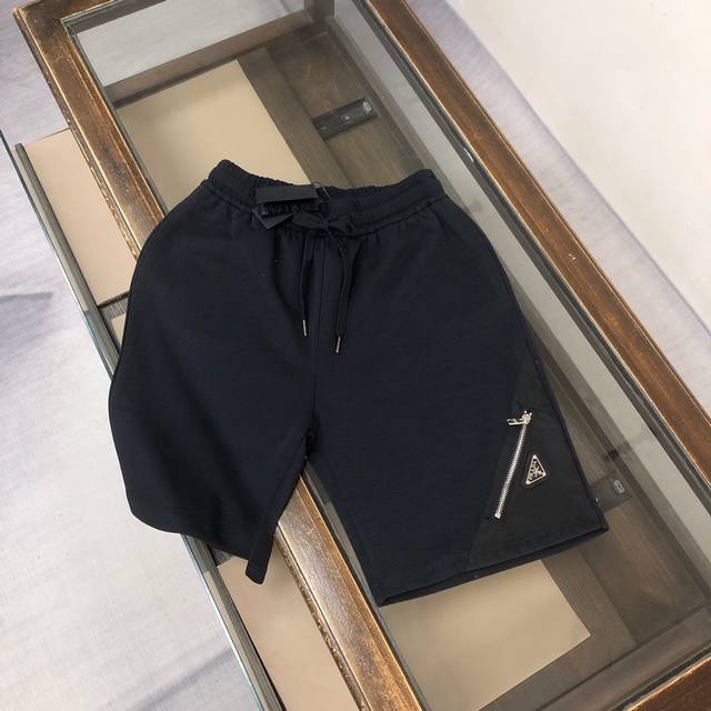 Cprada 普拉达 2025P家男士休闲工装风格短裤，超经典的风格系列单品，延续了P家时髦简约的设计基调，极简运动风，非常值得入手！随意搭配，简单时尚！！弹性