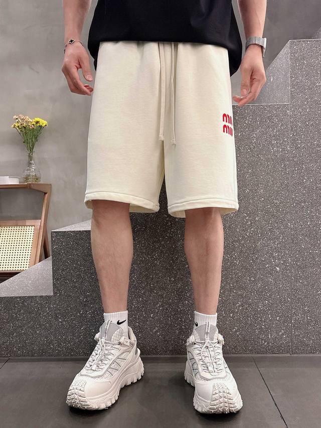 Miumiu 顶级货品 2025春夏新款休闲短裤！品牌经典Logo休闲裤 ，定制面料，舒适度极好，手触感强烈。辨识度极高，完美品相工艺。 尺码：M-3Xl