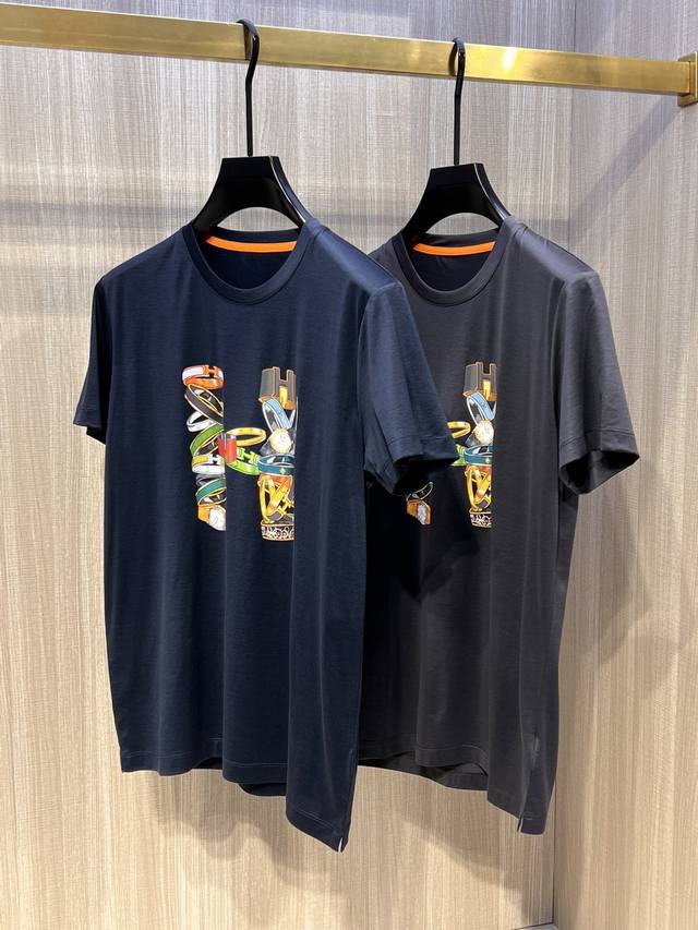 型号Hm007#，爱马家 2025春夏最新首饰印花男士圆领T恤衫，独具匠心的创作：胸前极具代表性的爱马家多款手表和戒指，组成了标志性的 H 字样，是那么自然又那