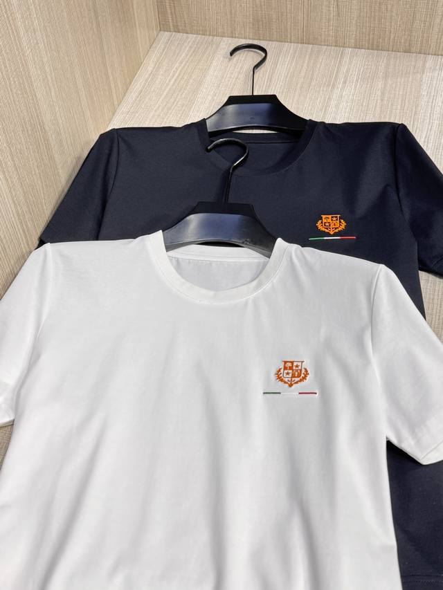 型号L802#，Lp家 2025春夏最新撞色经典绣标男士圆领短袖T恤衫，休闲剪裁棉质运动衫，简单大方，胸前标志性Logo意大利国旗徽标，采用高端3D立体刺绣工艺