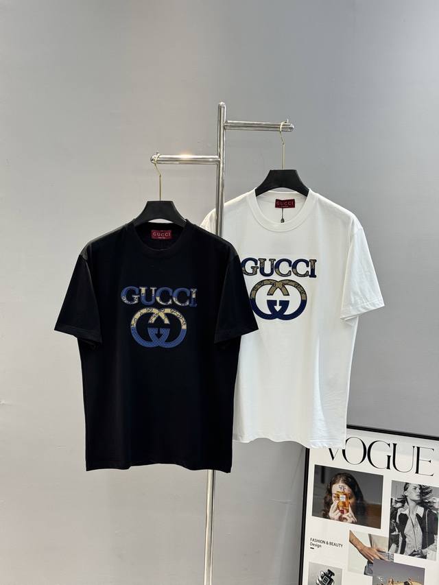 Gucc*潮牌25S新款圆领T恤.男女同款～潮人必备！胸前定制品牌图形烫画工艺.平面硅胶搭配定制Gg布料.减龄搭配.色彩搭配时尚好看.整体效果年轻有活力！高克重
