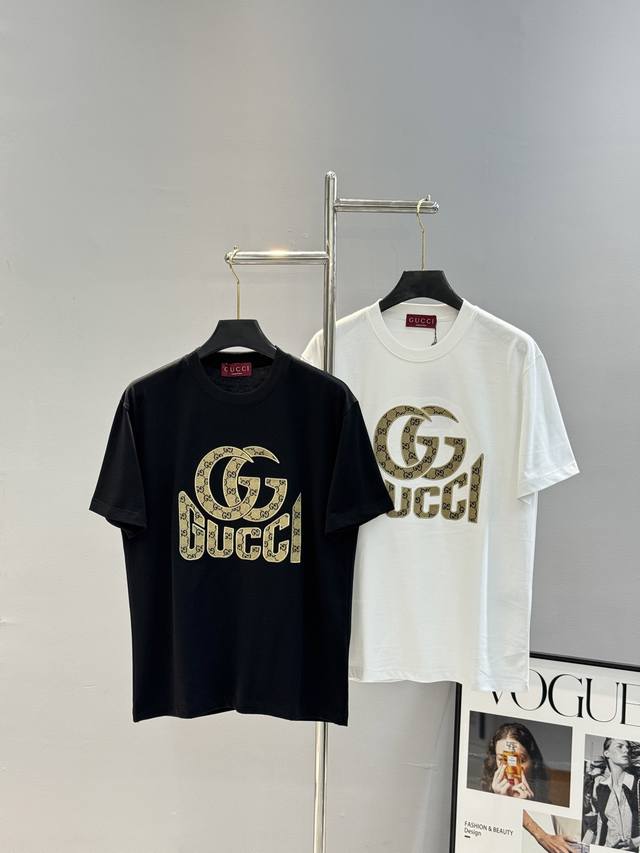 Gucc*潮牌25S新款圆领T恤.男女同款～潮人必备！胸前定制品牌图形刺绣工艺.双层工艺色彩层次分明.减龄搭配.色彩搭配时尚好看.整体效果年轻有活力！高克重26