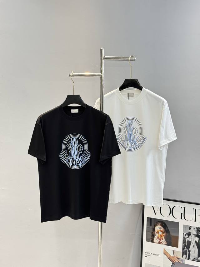 Moncle*蒙-口25S新款潮牌T恤.男女同款！胸口经典品牌图形立体视觉.经典款式烫画设计.耐看时尚.260G纯棉面料，顶级元素融合打造经典T恤.面料柔软舒适
