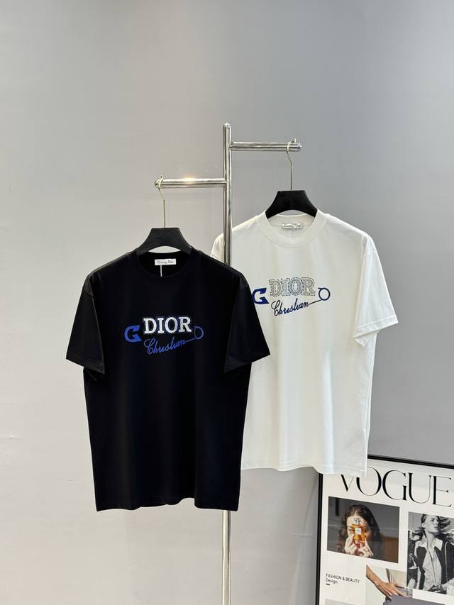 Dio*R迪-奥25S春夏新款圆领短T. 原单品质！重工经典别针字母造型烫画设计！悬垂感强！手感质感都极完美！微扩宽松版型！时尚又好看！领口采用官方定制螺纹,做