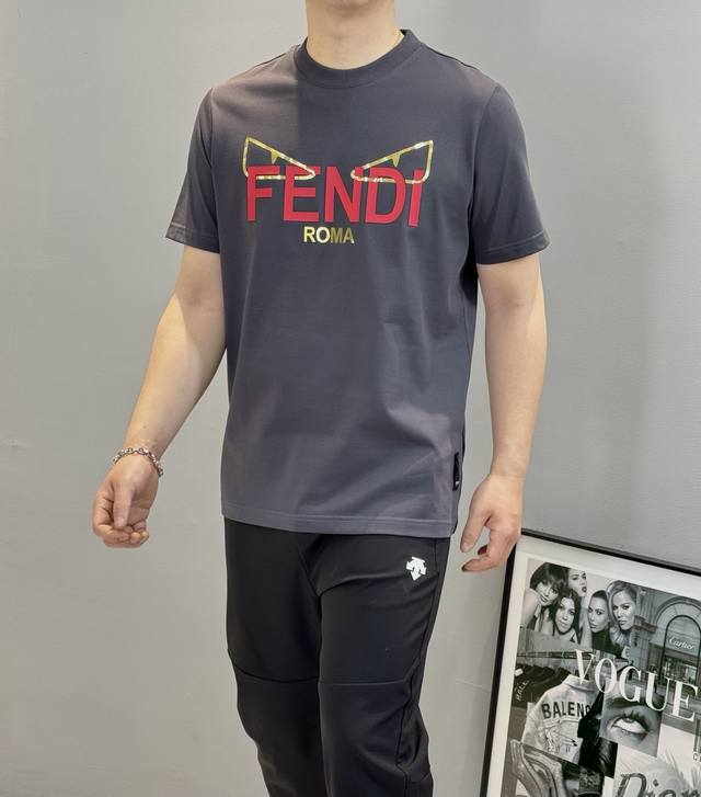 Fend*芬-迪25S春夏新款圆领短袖.简约基础款！极为经典小怪兽造型是整个造型的亮点.对于Fd的经典演绎.高温烫画叠加工艺.优质240G冰棉布制成.机织技术