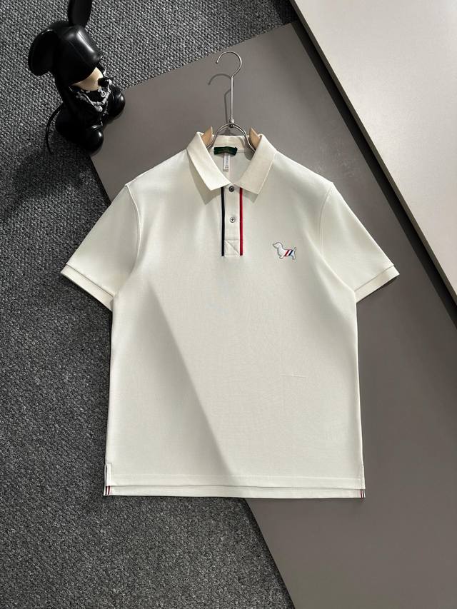 Tb 25Ss春夏新款翻领Polo。精选天丝棉贡缎棉料，舒适细腻带来极佳的亲肤感，同时吸湿透气，W方便打理。精工螺纹现织领口，修饰身形同时更不易变形，5与细节处