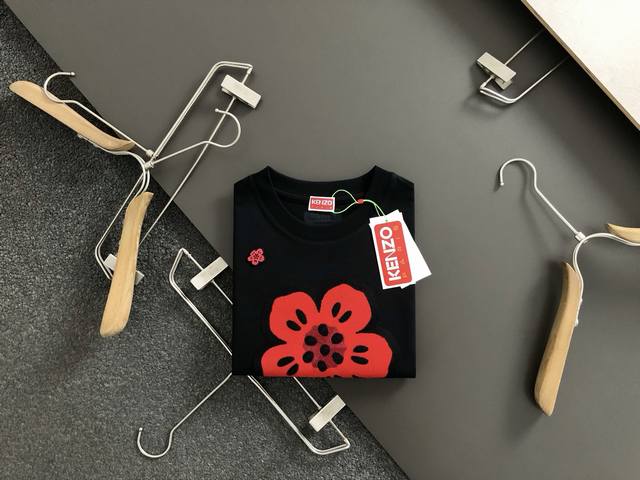 Kenz*合身版型M-Xxxl 25春夏顶级字母花卉融合刺绣重磅经典短袖，精致工艺专柜面料，顶级元素融合打造，经典短袖3标齐全，潮男时尚，无论是上身舒适度还是都