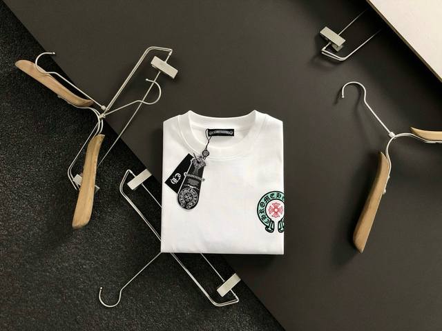 Ch*微款版型S-Xl 25早春最新经典贴布绣前后幅对应Logo 重磅短袖，高端品质专柜原单圆领援助，顶级制作工艺进口面料，专柜款独特设计，采用进口高端订制进口