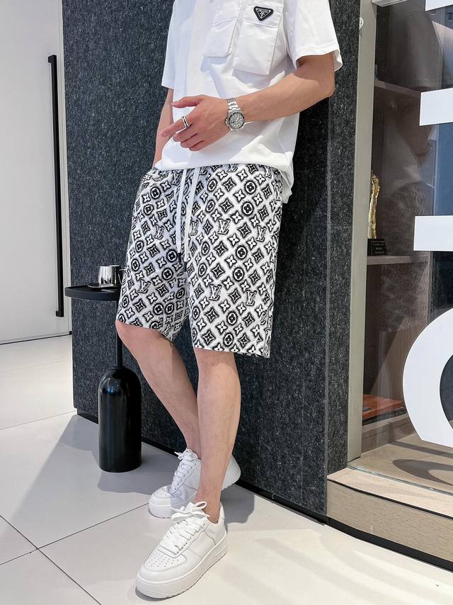 Lou V 2025Ss夏季新品，男士经典3D老贸易公司渠道稀出，满幅经典老花，打造出夏日最舒适的短裤，整体设计非常洋气漂亮！选用客供进口面料，级柔软且具有韧性