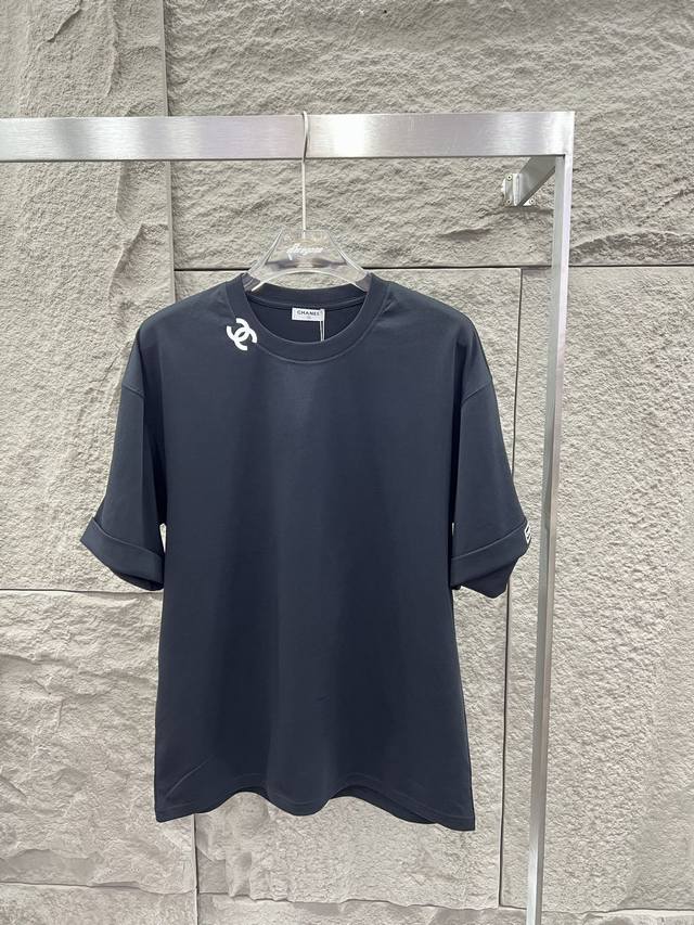 Chanel，小香2025新款小Logo标识短袖T桖 高版本高品质原版面料 柔软高性能棉，匹马棉材质 触感柔软吸湿透气 穿上 高支双股面料 采用棉和艾草混纺，经