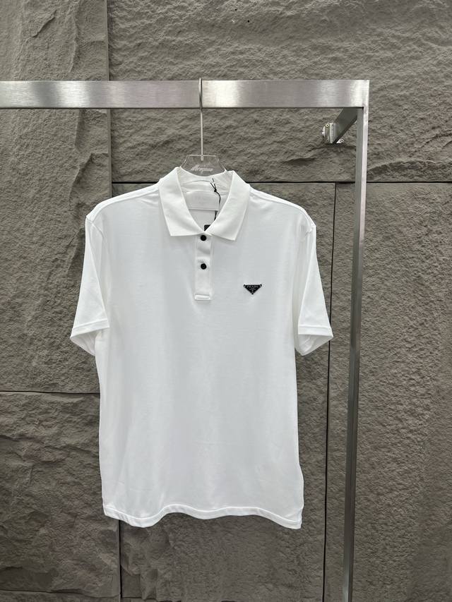 Prada 2025春夏新款男装 Polo T恤 这款T恤融极简主义设计和精美细节于一身。搭配Prada的经典纽扣Logou设计加上定制原版开模金属三角标点缀，