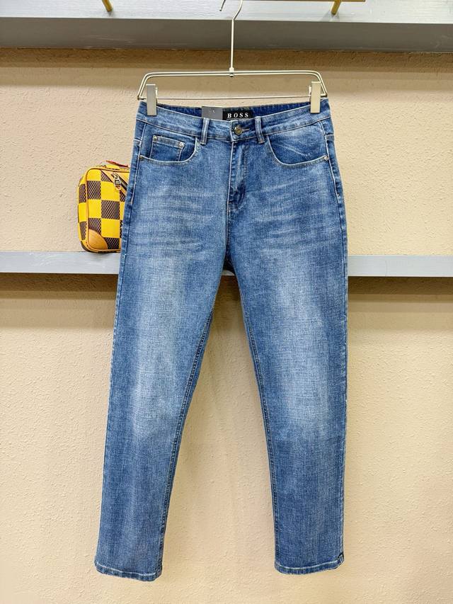 Boss 2025新品，原版牛仔裤 原版重工打造，品牌经典Logo设计，三标齐全！原版五金辅料。专柜定制牛仔面料，完全对版专柜，欢迎专柜试穿后再购买，好货不怕比