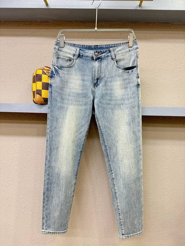 Dior 2025新品，原版牛仔裤 原版重工打造，品牌经典Logo设计，三标齐全！原版五金辅料。专柜定制牛仔面料，完全对版专柜，欢迎专柜试穿后再购买，好货不怕比