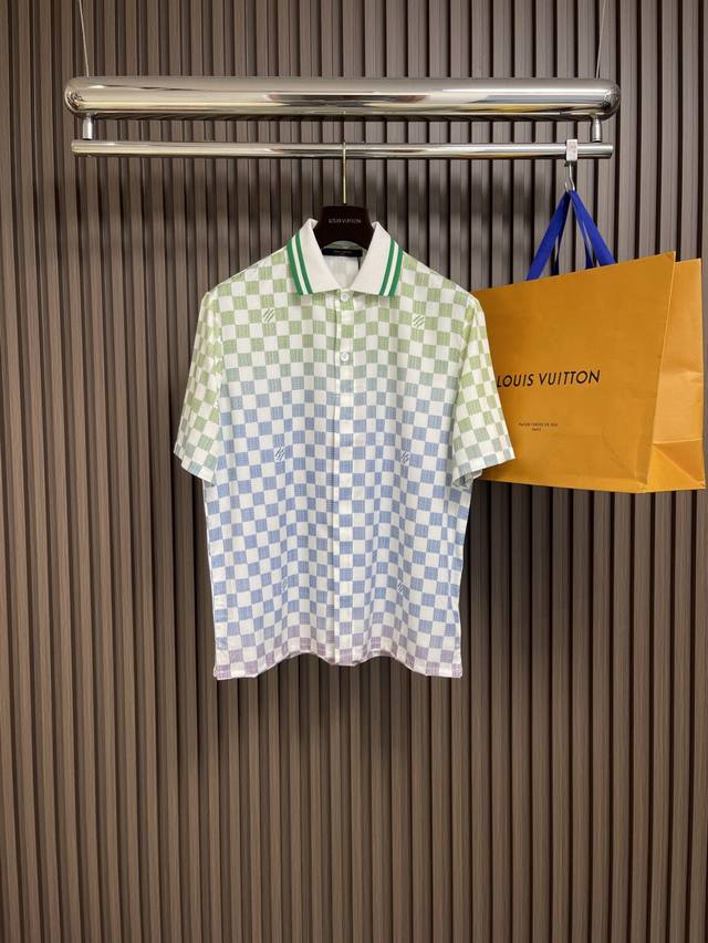 上衣 短裤 Lv 2025Ss渐变翻领短袖Polo短裤套装，作为时尚界的潮流新宠，以其独特的色彩过渡和简约设计赢得了众多时尚达人的青睐。这款短袖采用细腻的渐变色