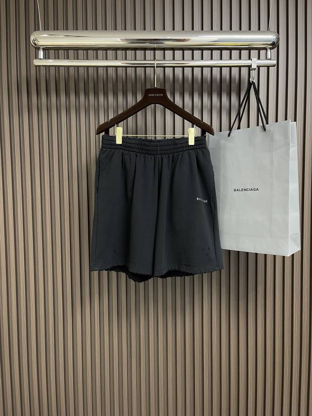 Balenciaga Back烫钻短裤，定制高密丝绒毛圈棉手感柔软 舒适贴肤 饰以Balenciaga Back烫钻标识点缀 增添品牌辨识度 结合磨破磨毛为升华