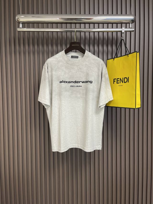 Alexander Wang 经典款渐变发泡字母Logo印花重工水洗短袖T恤，面料采用纯棉32支双纱平纹，经洗水 缩水达 克重，工艺厚板立体字母 推荐款噢！手感